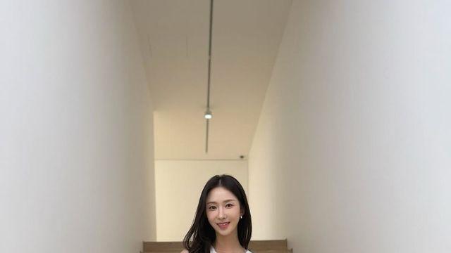 '다이아 출신' 조승희, 갤러리를 런웨이로 만든 '여신 원피스'