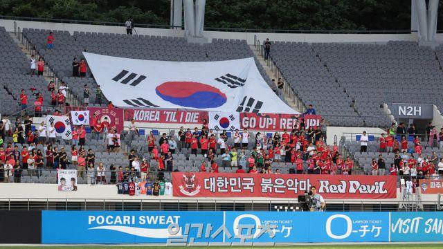 관중 193명 들어오는 국제대회?...'계륵'이 된 동아시안컵은 변화가 필요하다 [IS시선]