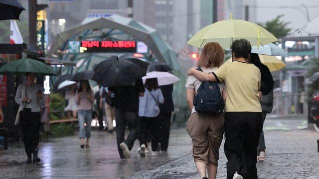 [날씨] 전국에 돌풍·천둥·번개 동반 비…최대 400㎜ 물폭탄