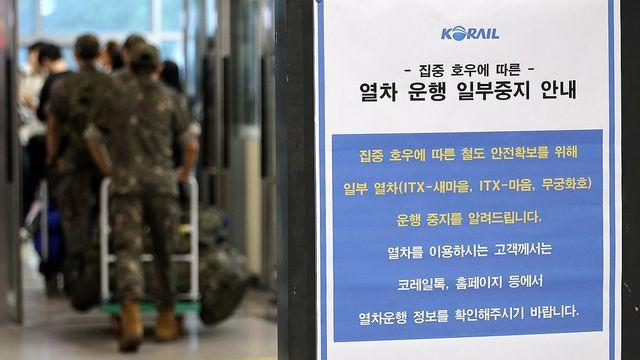 열차 운행 중단에 동대구역 북새통…