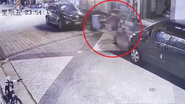 길고양이 안전고깔에 가두고 수차례 짓밟아 죽인 20대