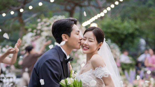 ‘김태술♥’ 박하나, 영화 같은 결혼식 공개… 눈부신 드레스 자태