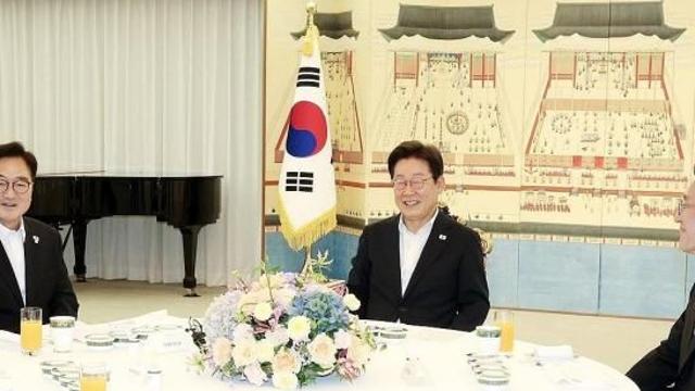 李 대통령 ,국회의장 국무총리 초청해 만찬 회동...협력 의지 '결의' 
