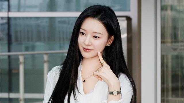 김지원, 흑발 생머리에 화이트 셔츠 “이렇게 예뻤나”