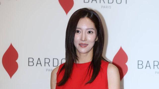 “먹을 것 없어→위생적이고 포근” 왕빛나, 항공사 지적글 하루 만에 수정한 이유
