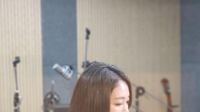 '원조 뇌섹녀' 신아영, 블랙 셔츠 하나로 스튜디오 '올킬'