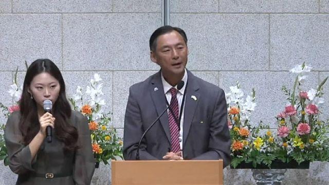 '부정선거론' 모스 탄, 교회 찾아 