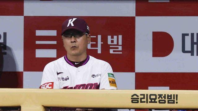 “조금 멀리서 지켜보겠다, 선수들 향한 뜨거운 응원 부탁드린다” 키움과 작별한 홍원기 전 감독, SNS 통해 팬들에게 감사 인사