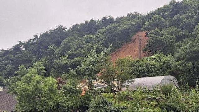 충남 청양서 산사태 발생…매몰 주민 2명 모두 구조