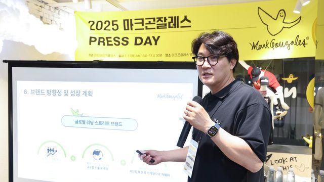 'K-패션 성지' 명동에 깃발 꽂은 마크곤잘레스, '포스트 내셔널지오그래픽' 될까?