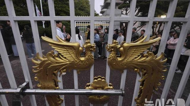 청와대 영빈문에 붉은 래커칠…40대 여성 검거
