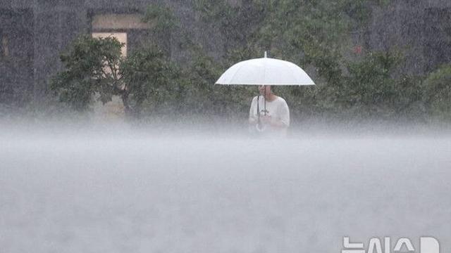 광주·전남 400㎜ 부산·경남 300㎜ '물 폭탄'…돌풍도 동반[내일날씨]