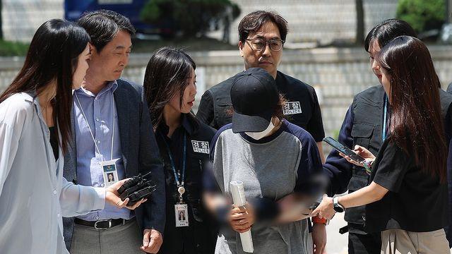'남편 대리투표 후 또 투표' 선거사무원, 1심 징역형 집유