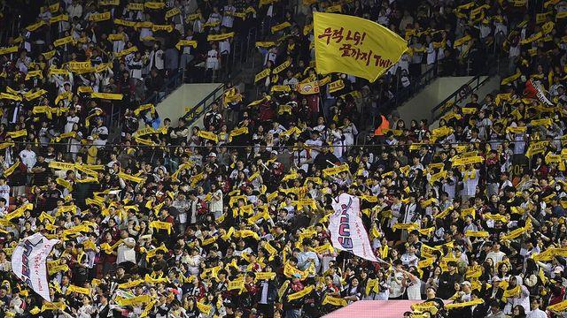 물폭탄도 '엘롯라시코' 완판 못 막아! 후반기 첫 경기부터 흥행 폭발…LG 2025시즌 '27호 매진' [잠실 현장]