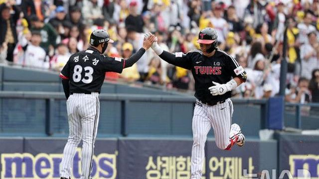 '올스타 MVP' LG 박동원, 후반기 첫 타석에 홈런…