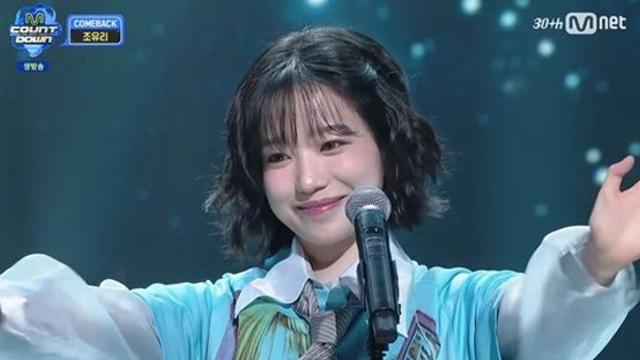 기타 든 조유리, 청량 무대로 팬심 저격