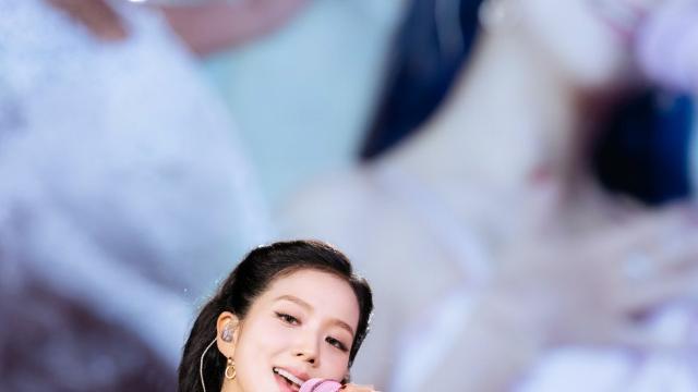 지수, 무대 위 ‘인간 디올’ 현실판! DEADLINE 투어 LA, 핑크 드레스로 패션 역사를 쓰다