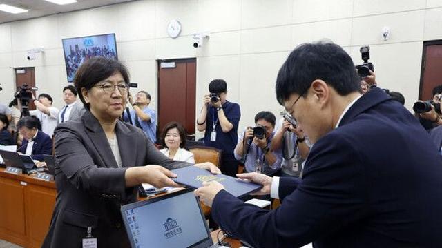 정은경 청문회, 시작부터 파행…野 