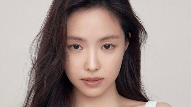 새 출발 손나은 한층 짙어진 분위기…시선 고정
