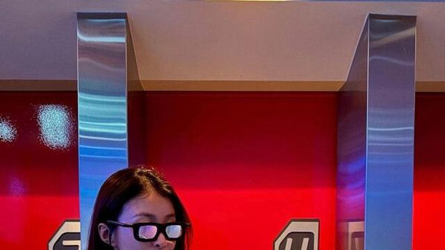 '이혼 후 임신' 이시영, 볼록 나온 배…아들과 韓 떠났다