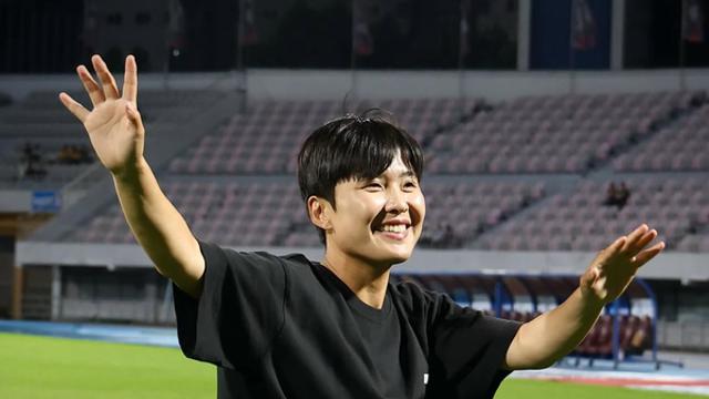 [케현장] ‘금의환향’ 지소연, ‘20년 만 국대 우승컵’ 달성 후 수원FC 방문…1년 반 만의 귀환