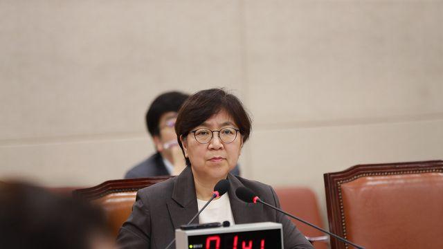 경청하는 정은경 보건복지부 장관 후보자