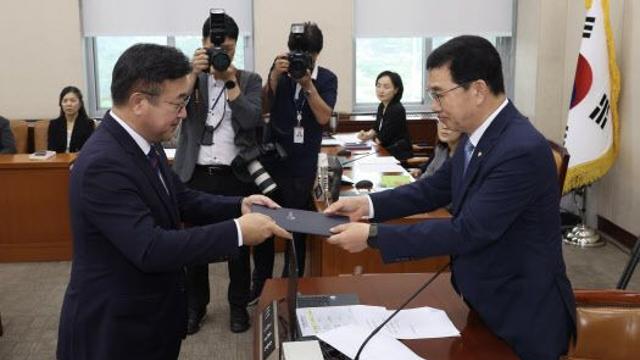 與野, 윤호중 행안부 장관 후보자 청문보고서 합의 채택