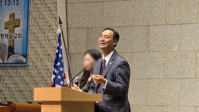 귀국 앞둔 모스 탄 음모론 반복에 경찰 