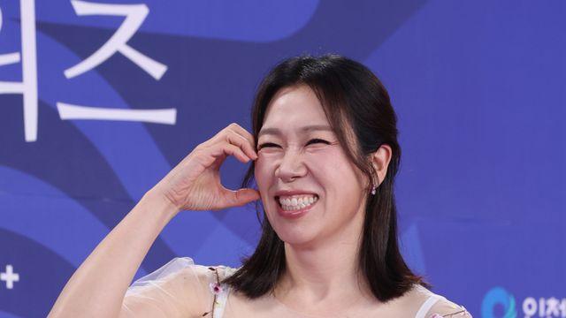 염혜란, 여우조연상 “현실은 금명이”…아이유·박보검에도 감사 [4th 청룡시리즈어워즈]