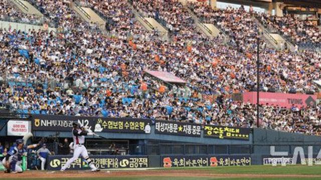 비 예보에도 잠실은 만원…LG-롯데 맞대결에 후반기 첫 경기부터 매진