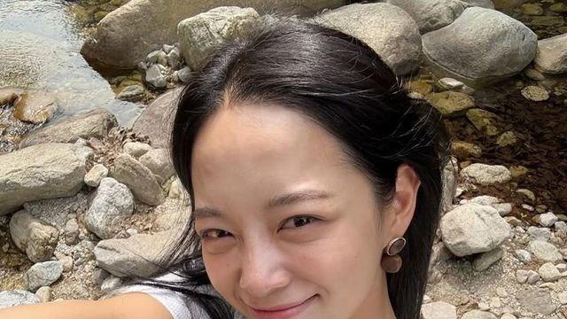 '갓세정'의 여름은 다르다…바람마저 반하게 할 슬리브리스 룩