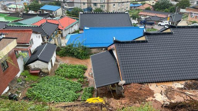 전남 영광서 밀려온 토사가 주택 덮쳐…3명 대피
