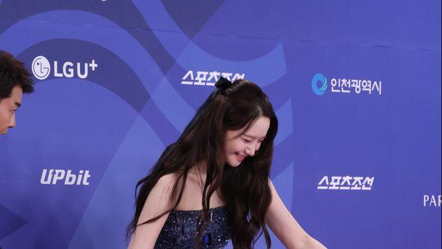 윤아, 레드카펫 입장 중 꽈당… “넘어지는 것도 우아”