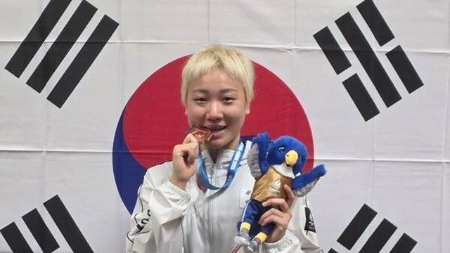수영 이은지, 여자 배영 200m 한국 신기록…U대회 동메달