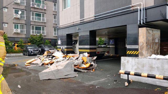밤새 폭우 부산서 빌라 외장재 떨어져…행인 없어 '천만다행'