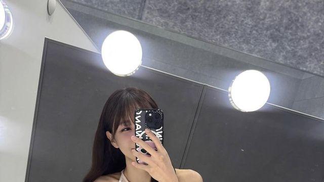 김윤희 아나운서의 '홀터넥 블라우스' 패션, 우아함 그 자체