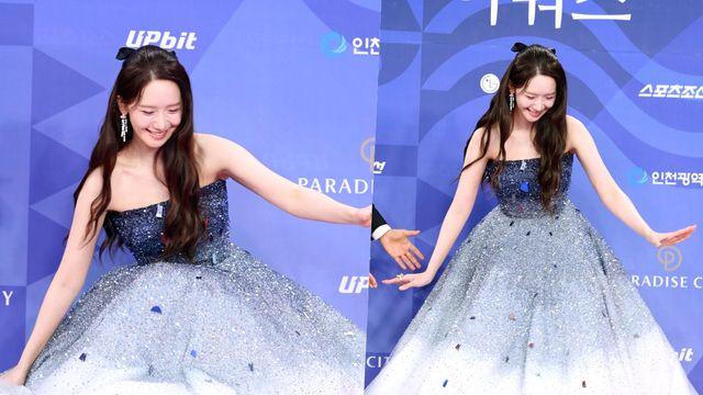'드레스 입고 꽈당' 임윤아, 어쩜 넘어지는 것도 예뻐[뷰하인드]