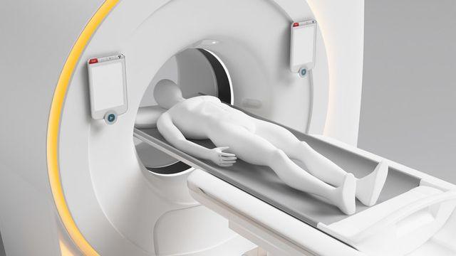 금속 목걸이 찬 남성, MRI 기계에 빨려 들어가 중태