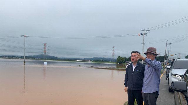 농협 예산군지부·농협운영협의회, 집중호우 긴급 구호물품 전달