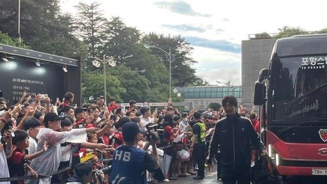 [케현장] ‘기성용 포항 입단!’ 스틸야드 곳곳에 기성용의 향기…유니폼 1100장·1년 2개월 만 14275석 매진 ‘비교 불가 흥행’