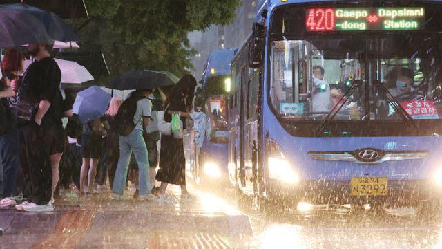 집중호우 나흘째, 항공기 23편 결항·도로 곳곳 통제