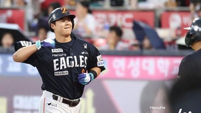 선두 한화, 폭우 속에 KT에 6-5 강우 콜드승…파죽의 8연승 행진