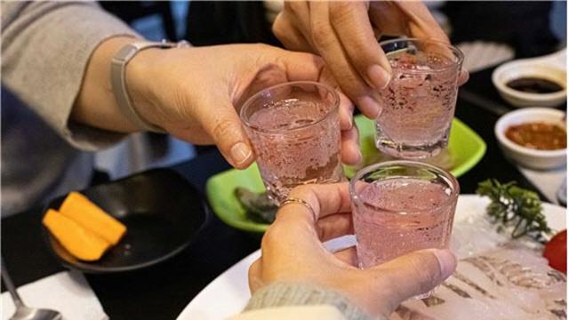 무더운 여름, 술에 기대는 노년층 늘고 있어 주의