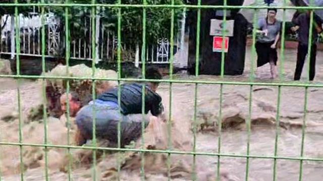 흙탕물에 맨몸으로 '풍덩'…맨홀 빠진 할아버지 구한 시민 영웅