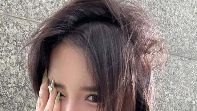 박봄, '굿모닝 셀카'로 수수한 매력 발산…'워터밤 발리' 앞두고 청초한 비주얼 뽐내