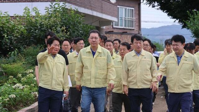 與. 충남 예산 수해 복구 지원…지도부·당대표 후보 등 '총출동'