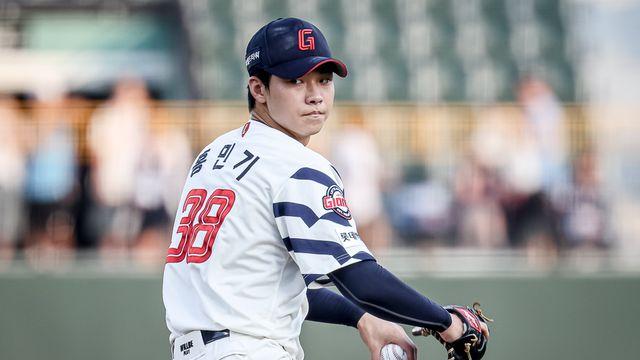 롯데의 NEW STAR '괴물 좌완', 명장도 극찬…
