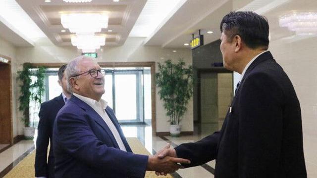 프라카리 세계야구소프트볼연맹 회장, '야구 불모지' 북한 방문