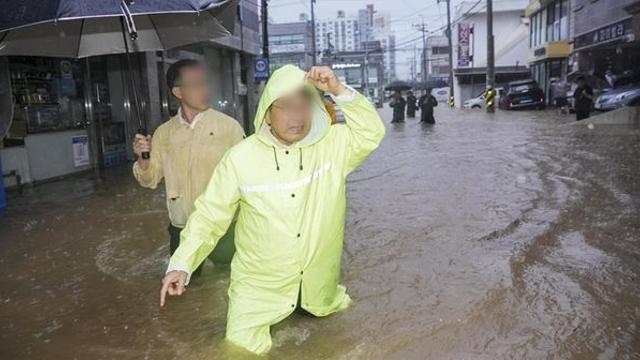 날씨 때문에 어쩔 수 없이 빗물에 발 담갔다면 꼭 '발톱 색깔' 확인하세요 (+이유)