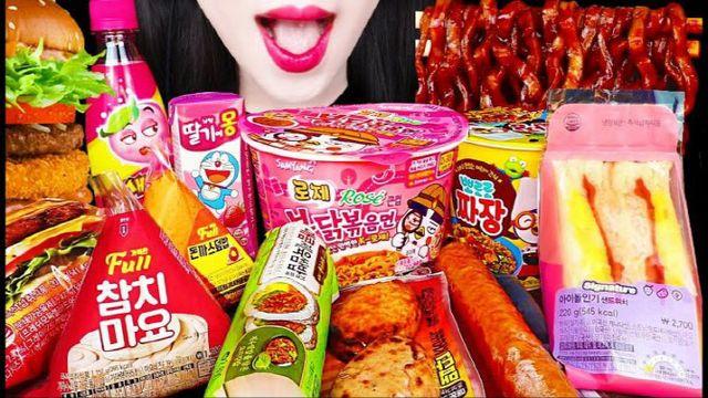 입만 나오는 '먹방' 유튜버…1년 수익만 2300억